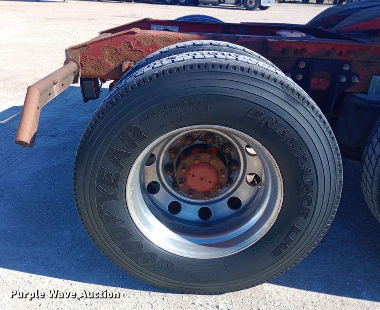 image for item DW0909 2003 International 9200i semi truck