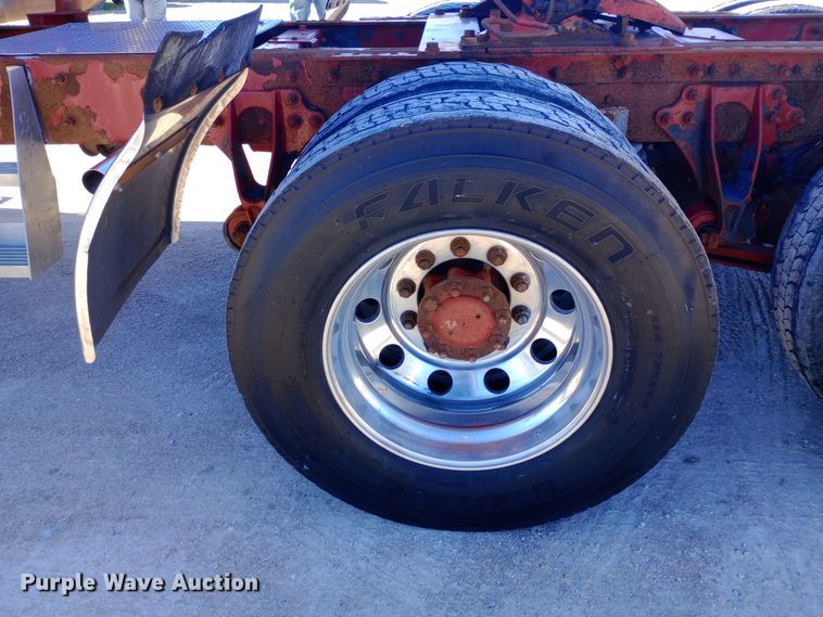 image for item DW0909 2003 International 9200i semi truck