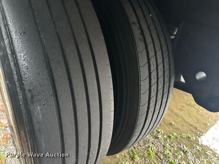 image for item DW1751 2001 Hyundai V125301152JSA dry van trailer