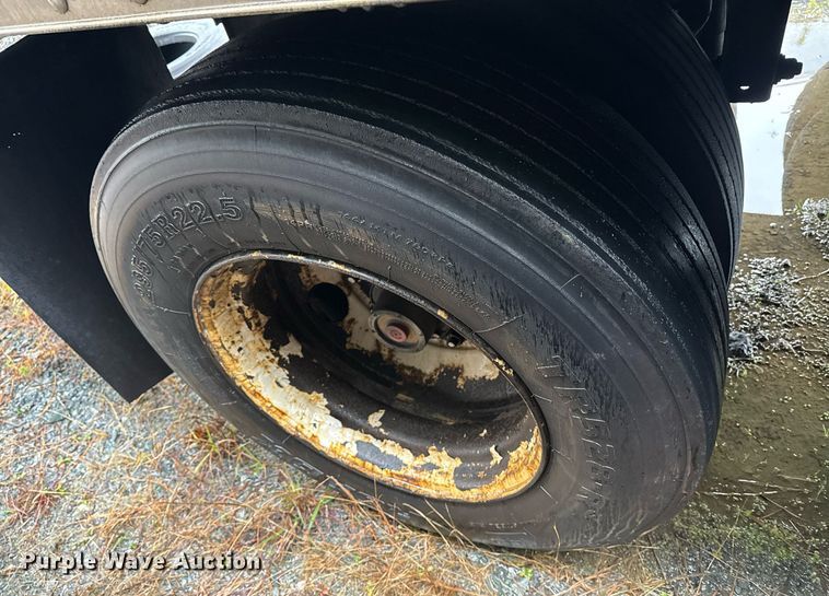 image for item DW1751 2001 Hyundai V125301152JSA dry van trailer