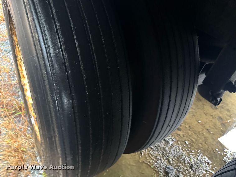 image for item DW1751 2001 Hyundai V125301152JSA dry van trailer