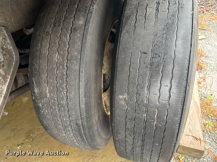 image for item DW1751 2001 Hyundai V125301152JSA dry van trailer