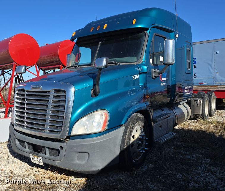 image for item DW3914 2012 Freightliner Cascadia semi truck