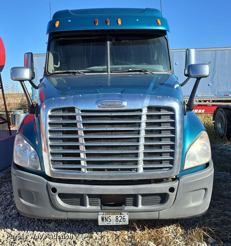 image for item DW3914 2012 Freightliner Cascadia semi truck