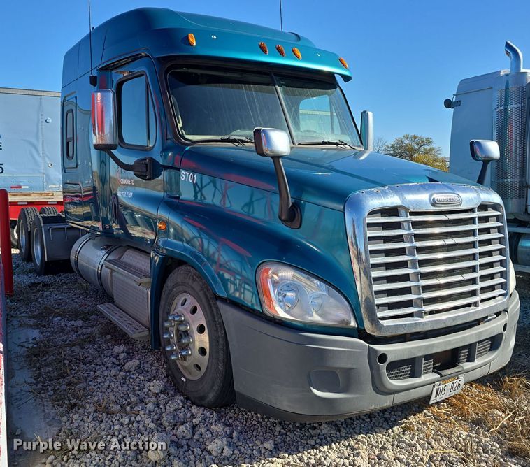 image for item DW3914 2012 Freightliner Cascadia semi truck