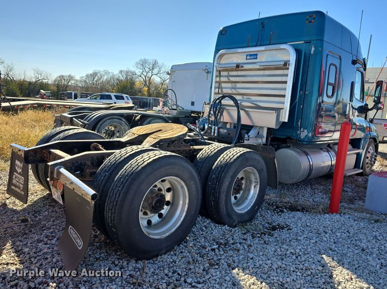 image for item DW3914 2012 Freightliner Cascadia semi truck