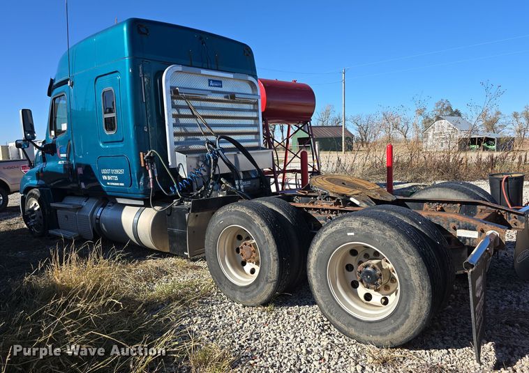 image for item DW3914 2012 Freightliner Cascadia semi truck