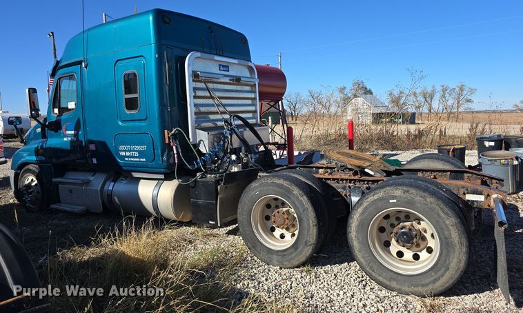 image for item DW3914 2012 Freightliner Cascadia semi truck