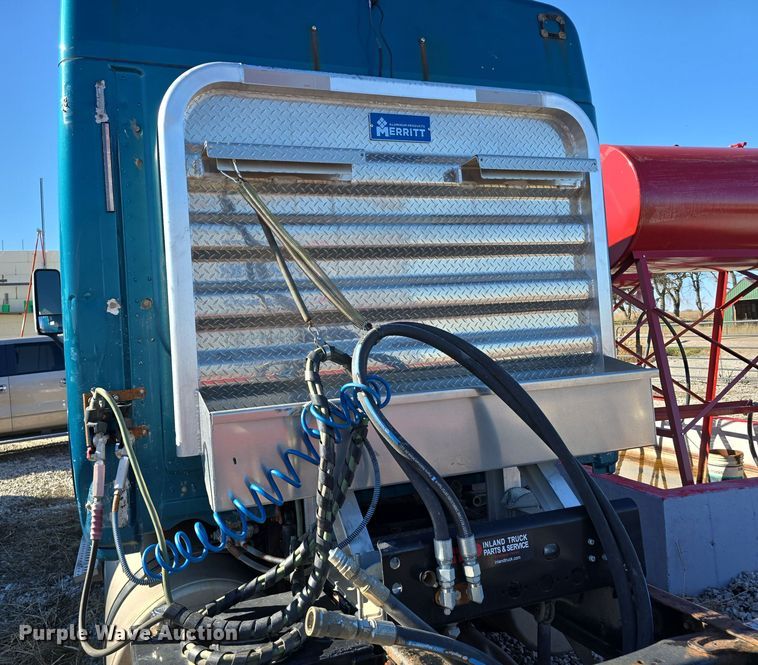 image for item DW3914 2012 Freightliner Cascadia semi truck