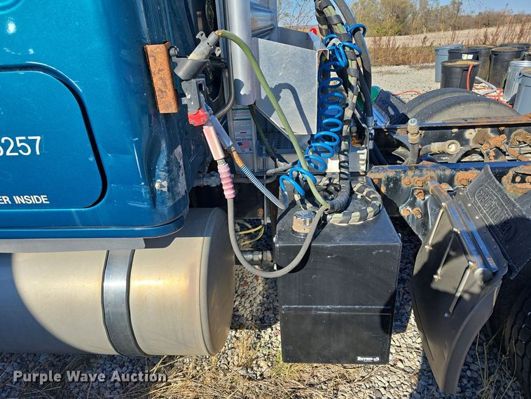 image for item DW3914 2012 Freightliner Cascadia semi truck