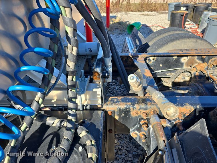 image for item DW3914 2012 Freightliner Cascadia semi truck