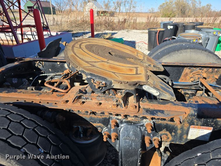 image for item DW3914 2012 Freightliner Cascadia semi truck