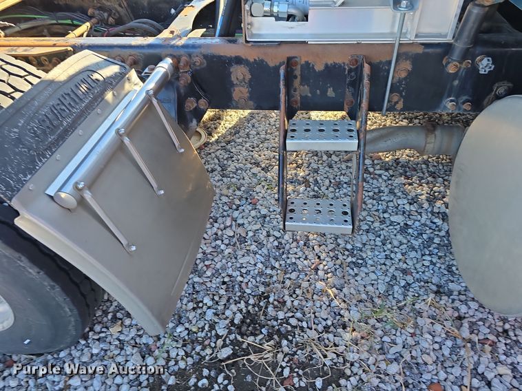 image for item DW3914 2012 Freightliner Cascadia semi truck