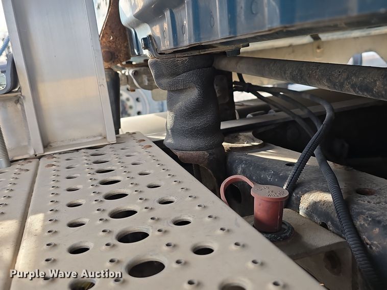 image for item DW3914 2012 Freightliner Cascadia semi truck