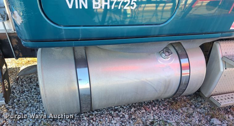 image for item DW3914 2012 Freightliner Cascadia semi truck