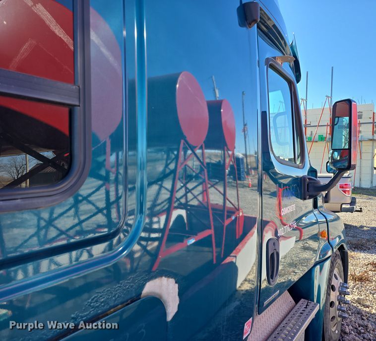 image for item DW3914 2012 Freightliner Cascadia semi truck