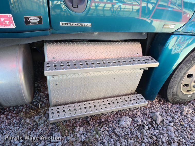 image for item DW3914 2012 Freightliner Cascadia semi truck