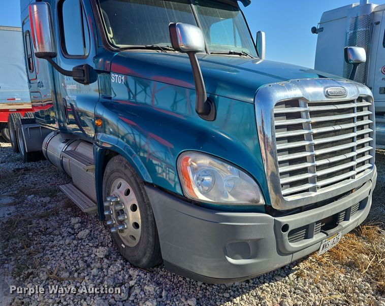 image for item DW3914 2012 Freightliner Cascadia semi truck