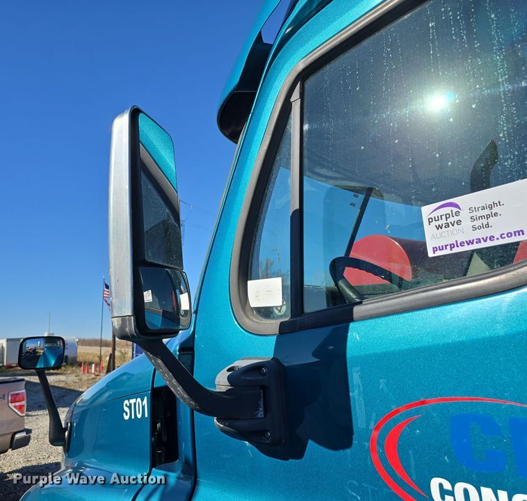 image for item DW3914 2012 Freightliner Cascadia semi truck