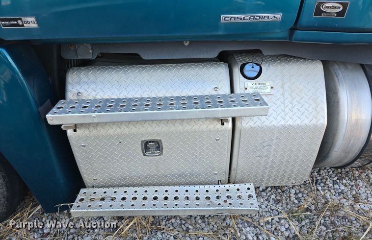 image for item DW3914 2012 Freightliner Cascadia semi truck