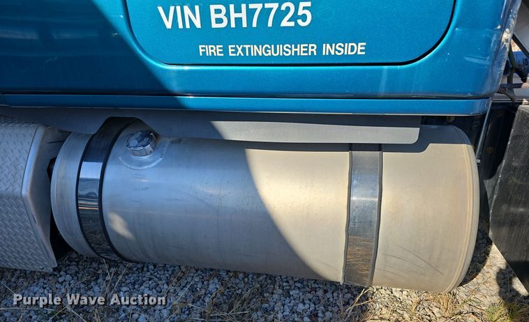 image for item DW3914 2012 Freightliner Cascadia semi truck