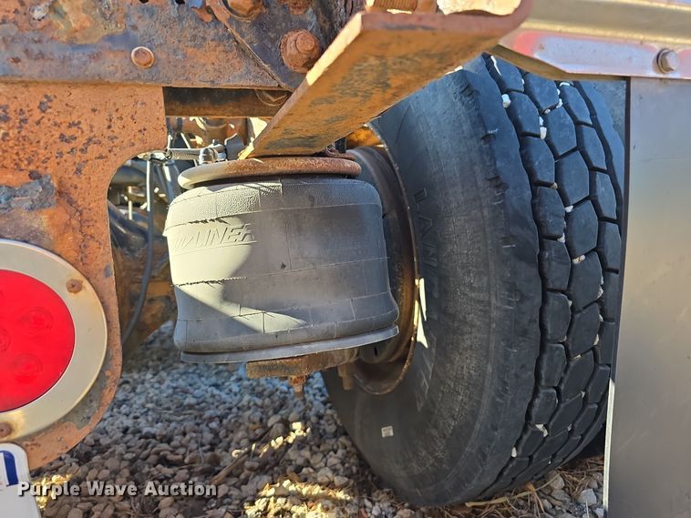 image for item DW3914 2012 Freightliner Cascadia semi truck