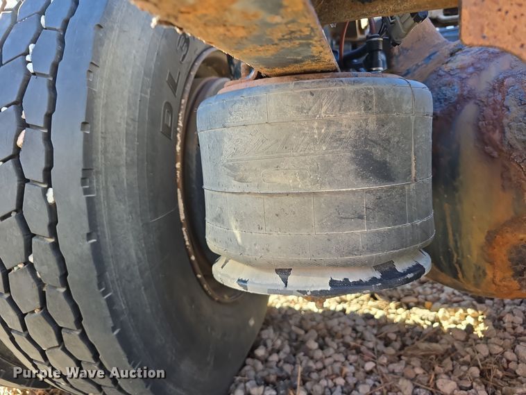 image for item DW3914 2012 Freightliner Cascadia semi truck