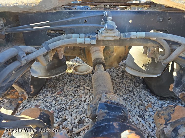 image for item DW3914 2012 Freightliner Cascadia semi truck