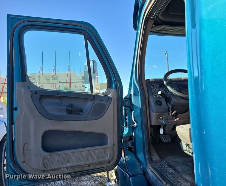 image for item DW3914 2012 Freightliner Cascadia semi truck