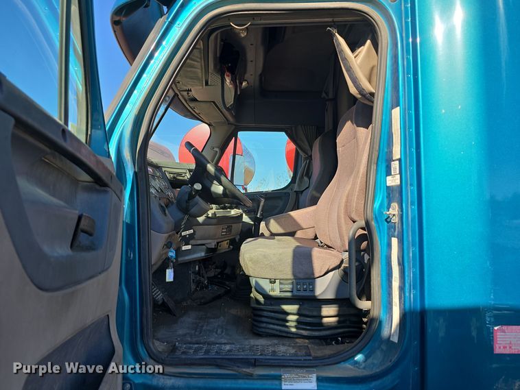 image for item DW3914 2012 Freightliner Cascadia semi truck