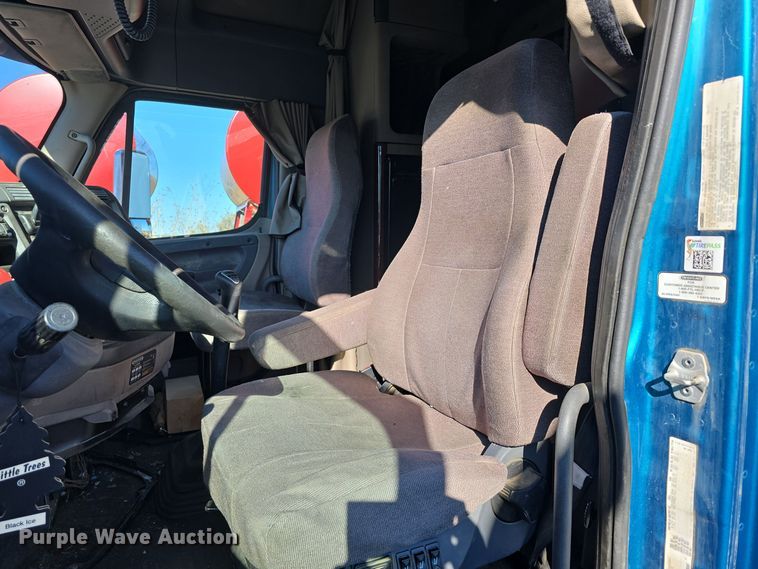 image for item DW3914 2012 Freightliner Cascadia semi truck