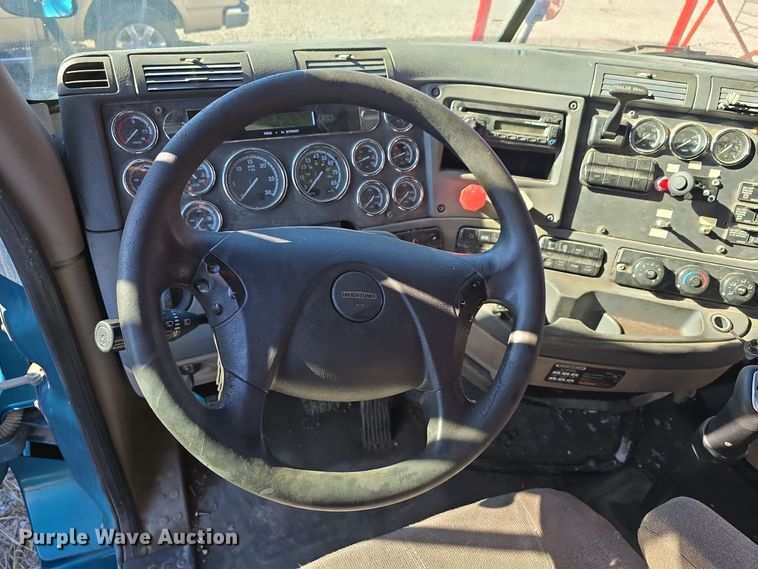 image for item DW3914 2012 Freightliner Cascadia semi truck