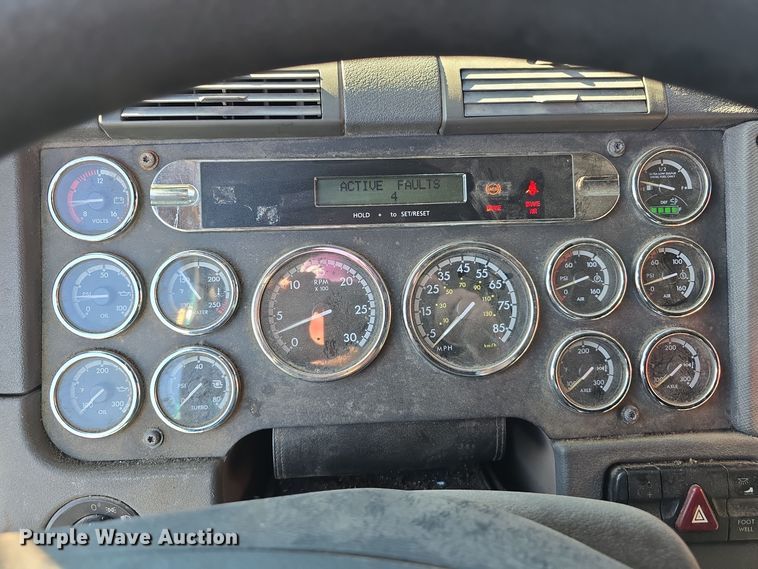 image for item DW3914 2012 Freightliner Cascadia semi truck