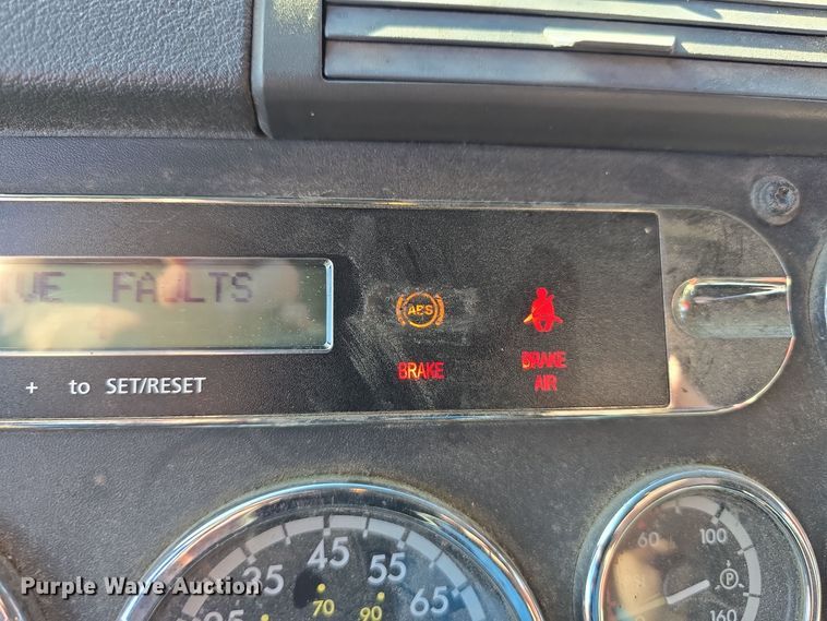 image for item DW3914 2012 Freightliner Cascadia semi truck