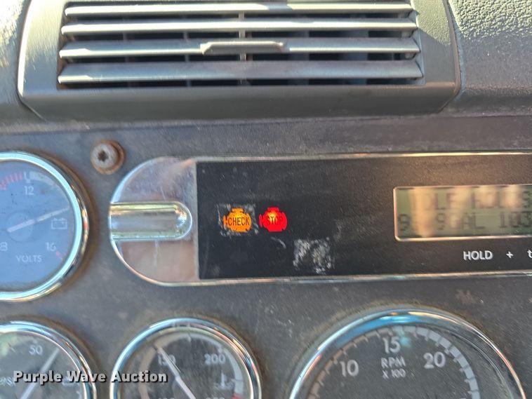 image for item DW3914 2012 Freightliner Cascadia semi truck