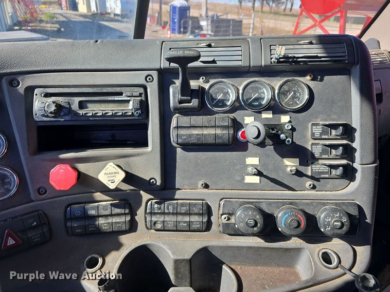 image for item DW3914 2012 Freightliner Cascadia semi truck