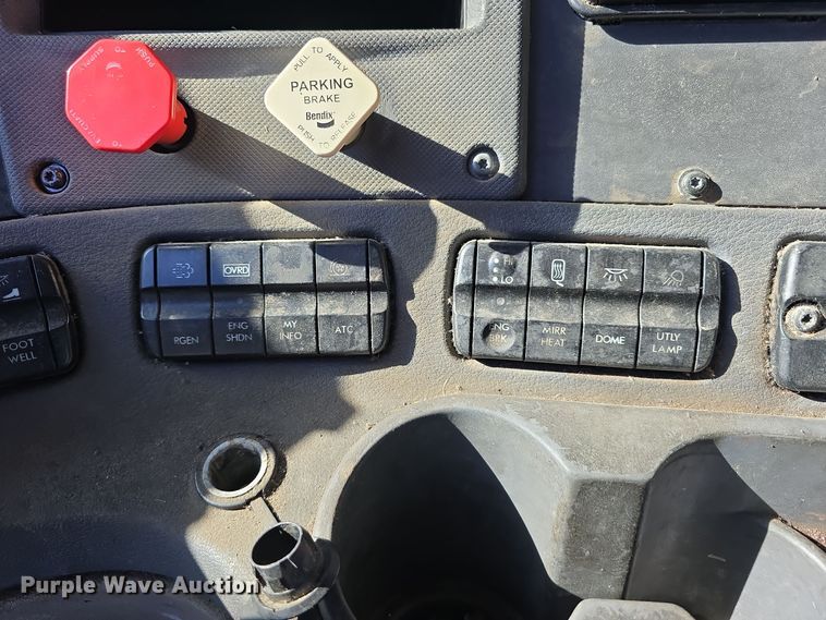 image for item DW3914 2012 Freightliner Cascadia semi truck