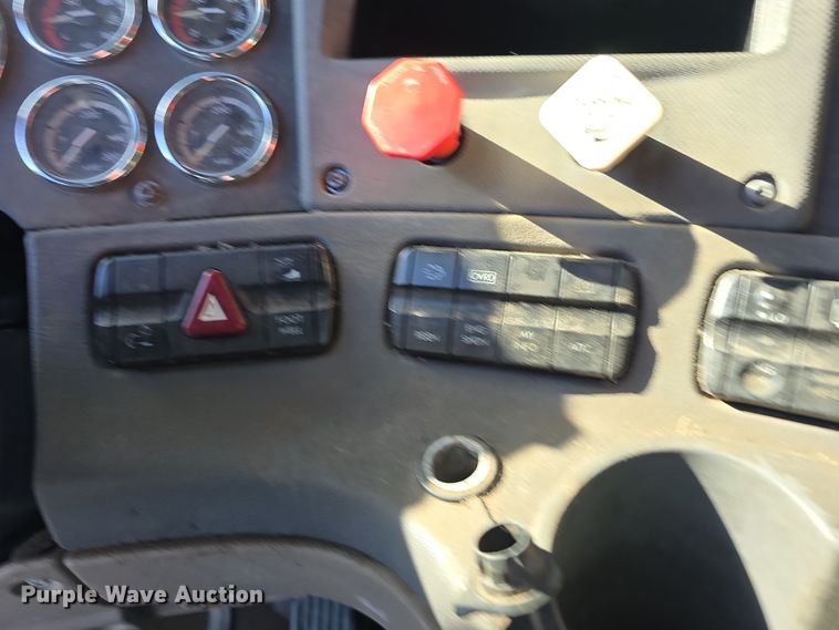 image for item DW3914 2012 Freightliner Cascadia semi truck