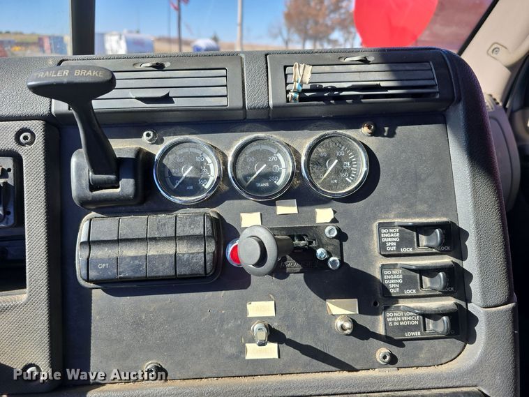 image for item DW3914 2012 Freightliner Cascadia semi truck