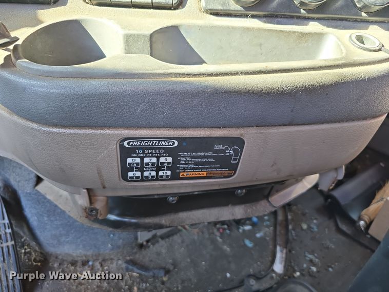 image for item DW3914 2012 Freightliner Cascadia semi truck