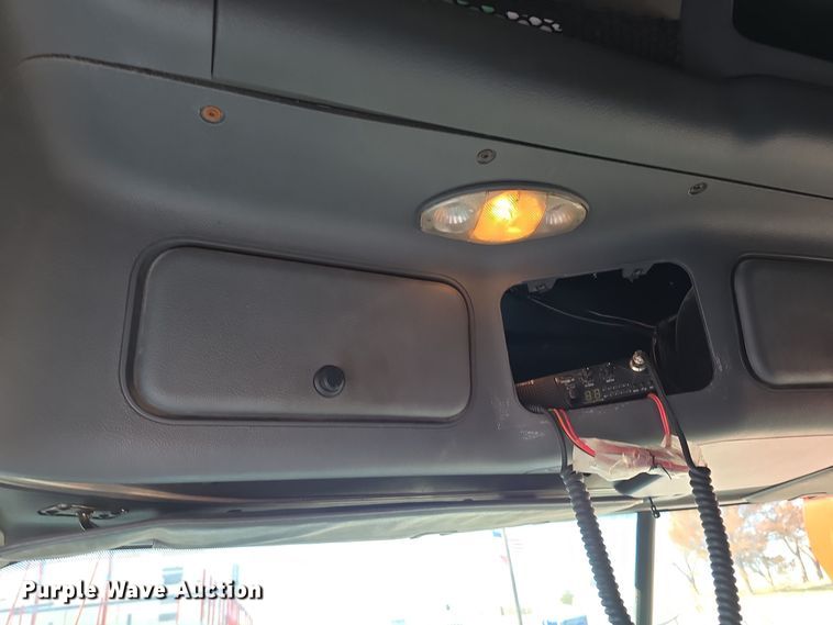 image for item DW3914 2012 Freightliner Cascadia semi truck