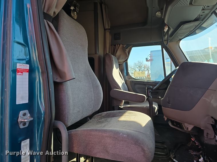 image for item DW3914 2012 Freightliner Cascadia semi truck