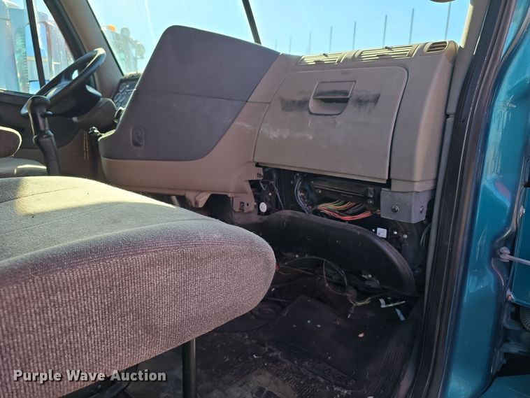 image for item DW3914 2012 Freightliner Cascadia semi truck