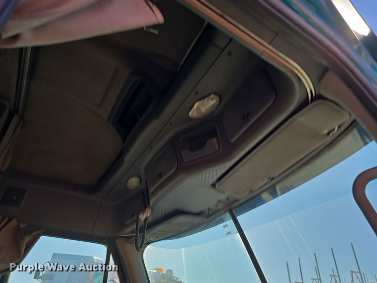 image for item DW3914 2012 Freightliner Cascadia semi truck