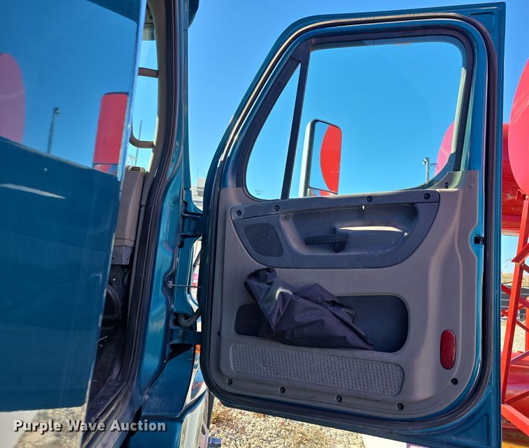 image for item DW3914 2012 Freightliner Cascadia semi truck