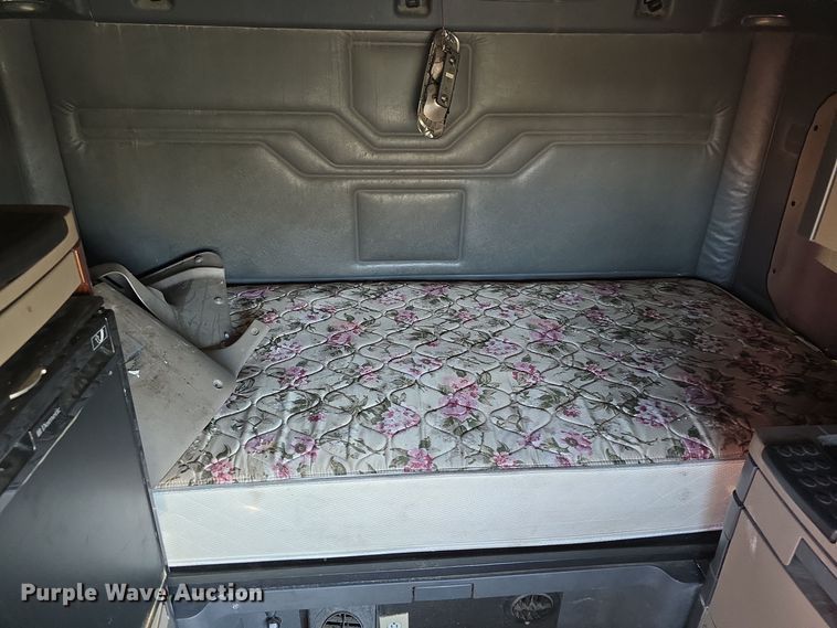 image for item DW3914 2012 Freightliner Cascadia semi truck