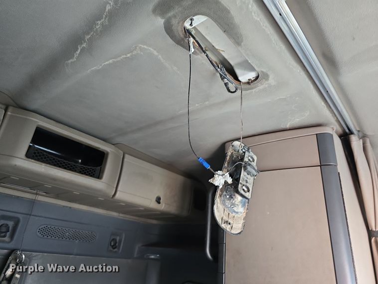 image for item DW3914 2012 Freightliner Cascadia semi truck