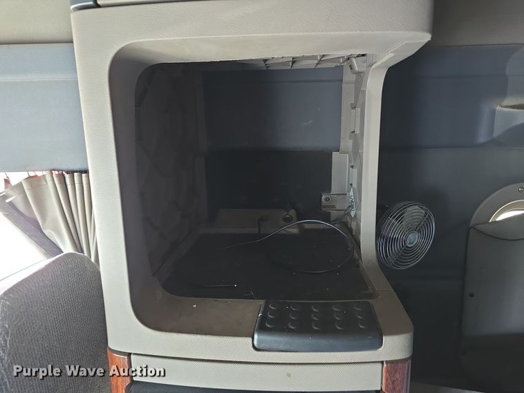 image for item DW3914 2012 Freightliner Cascadia semi truck