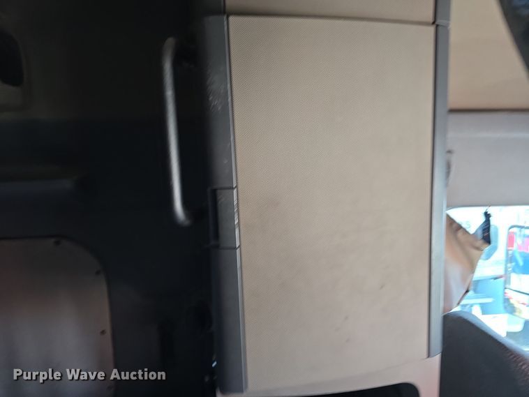 image for item DW3914 2012 Freightliner Cascadia semi truck