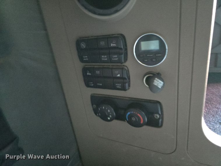 image for item DW3914 2012 Freightliner Cascadia semi truck